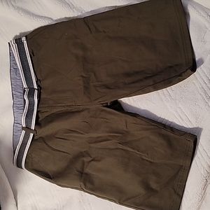 NWT Men's Olive Shorts - Size 32